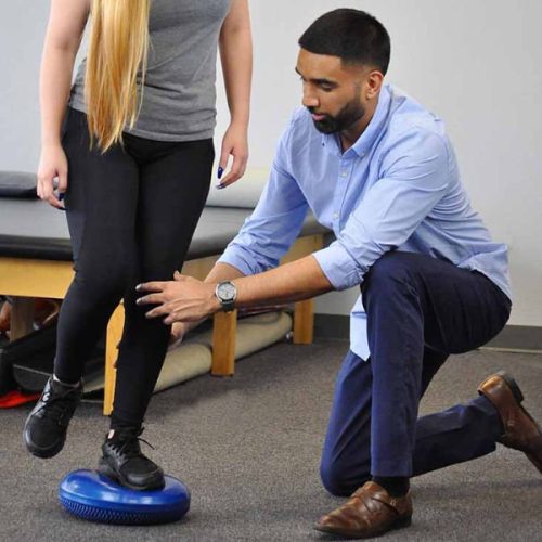 BJ Disc Short physical therapist working on knee